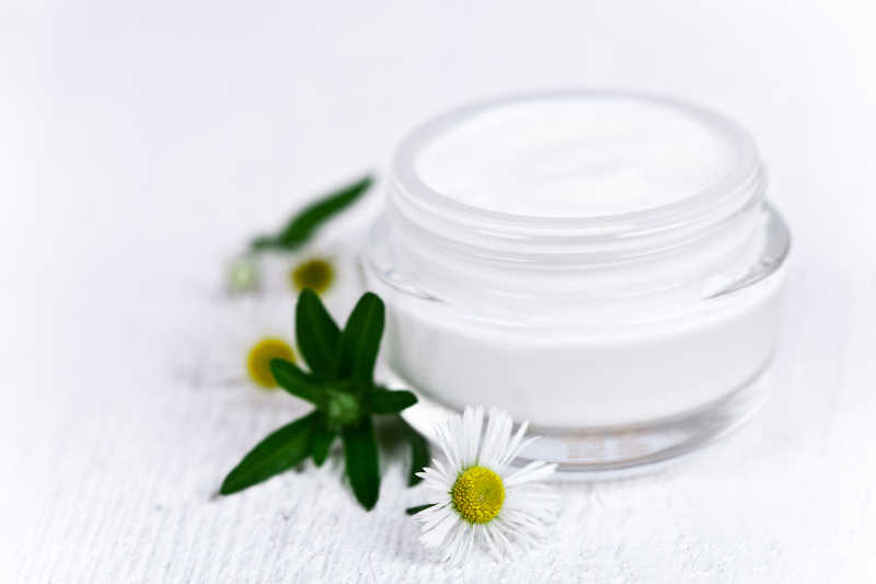 白色木制背景下的面霜特写