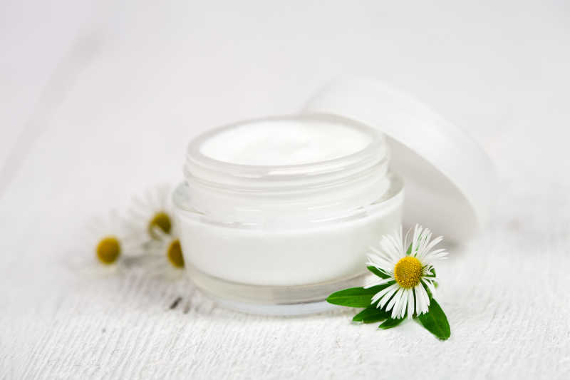 白色木制背景上的白色面霜特写