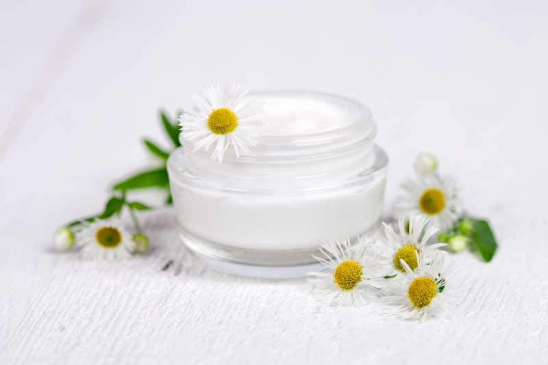 白色木制桌上的白色面霜