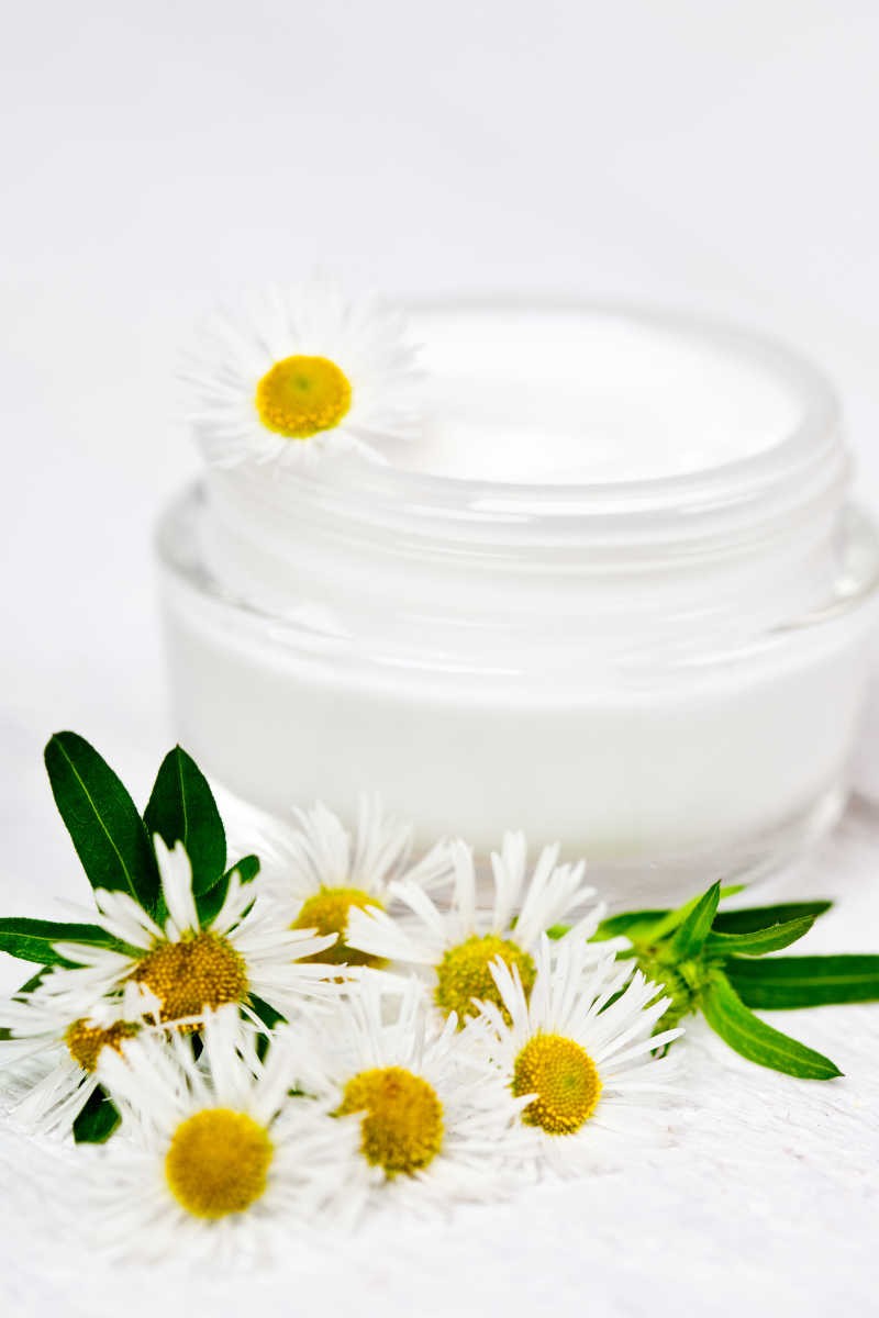 白色背景上的护肤品面霜特写