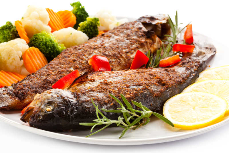 烤鱼和蔬菜配菜特写