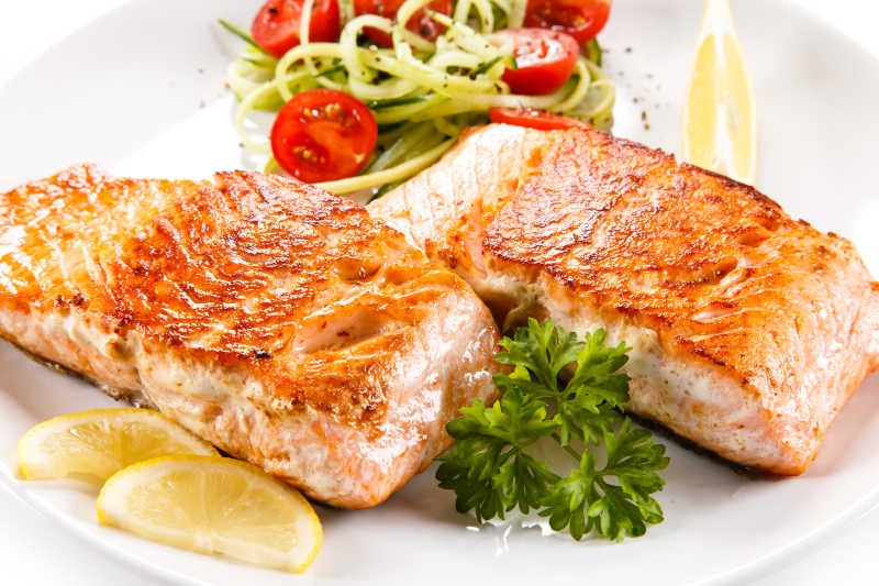 烤鲑鱼和配菜特写