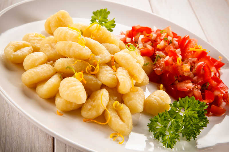 盘子里新鲜可口的新鲜美食特写