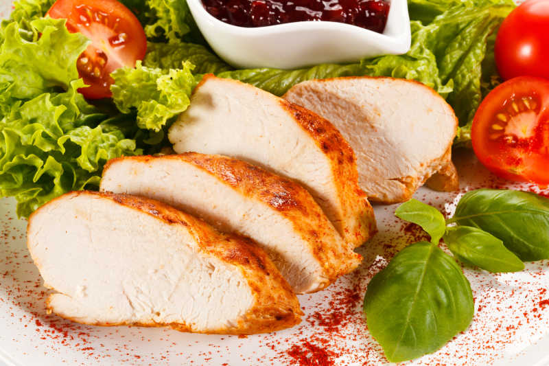 烤鸡肉和蔬菜生菜特写