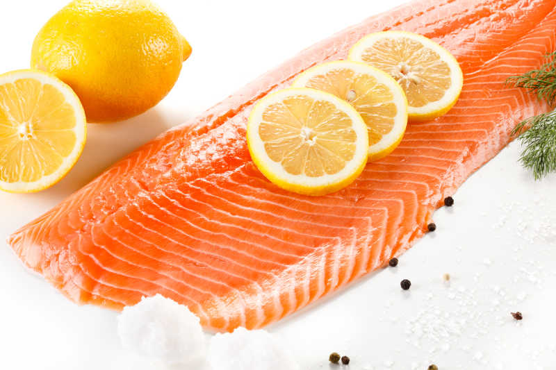 新鲜三文鱼柠檬和香料特写