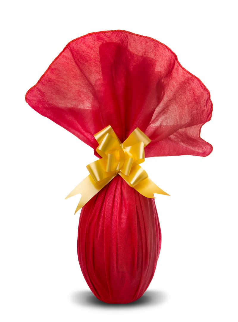 红色包装纸包装好系有黄色蝴蝶结的复活节彩蛋