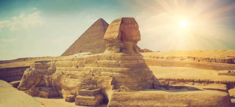 金字塔前面的全景狮身人面像