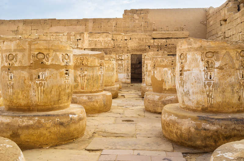 古老建筑雕刻着神圣的眼镜蛇和其他符号和埃及文化