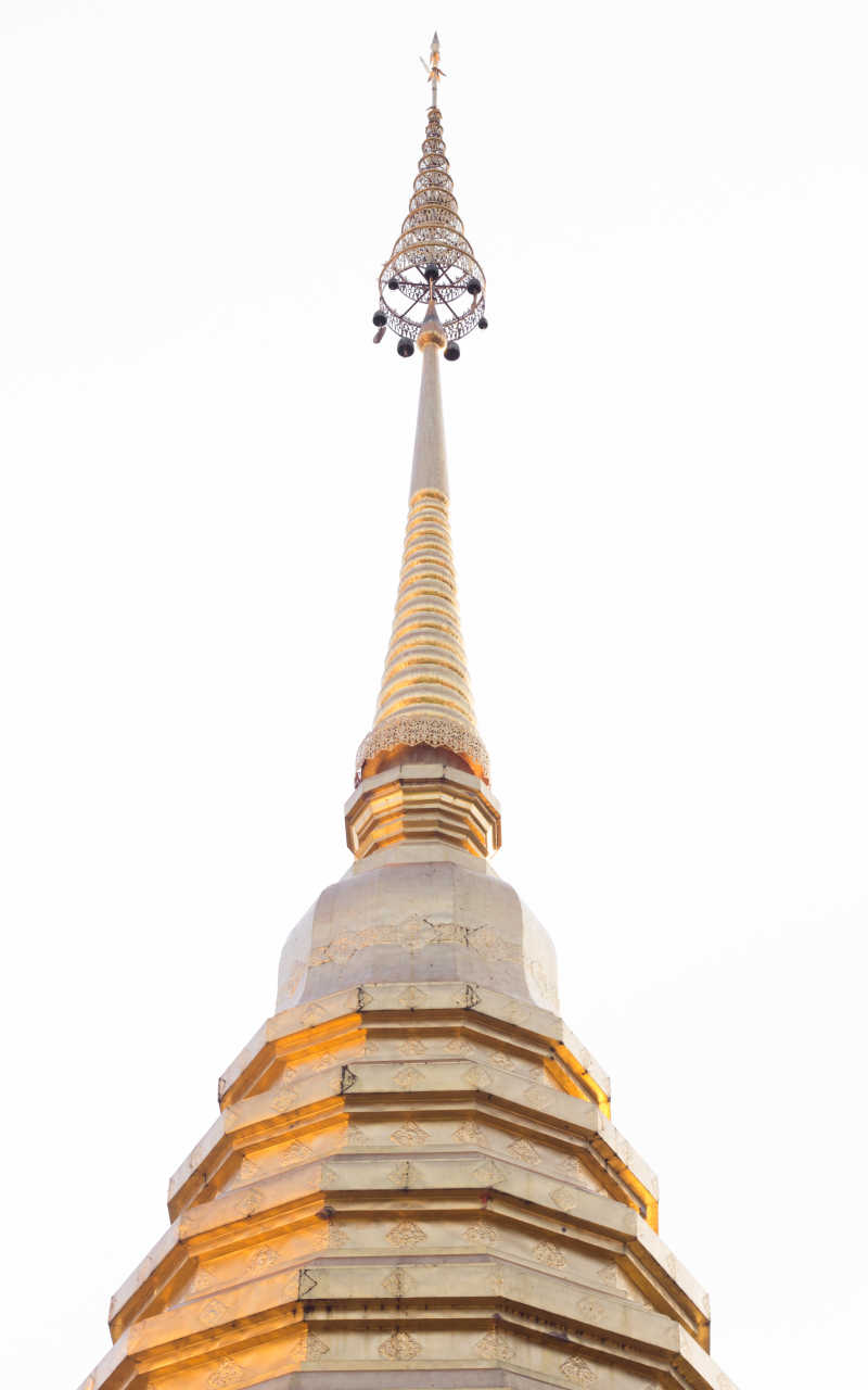 白色背景泰庙金白塔特写
