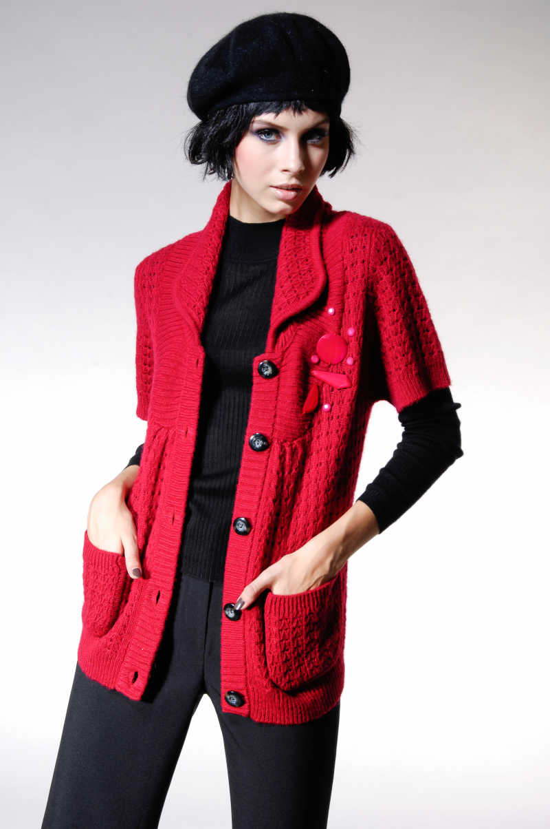 双手插兜的时装模特特写