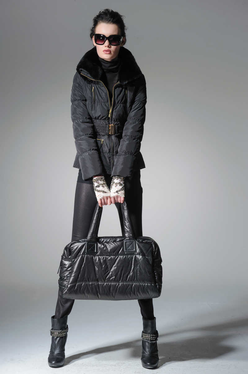 秋冬季节拎着大包包的时装模特