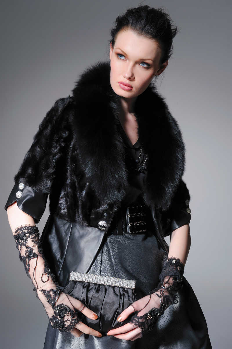 手持小包包的服装模特特写