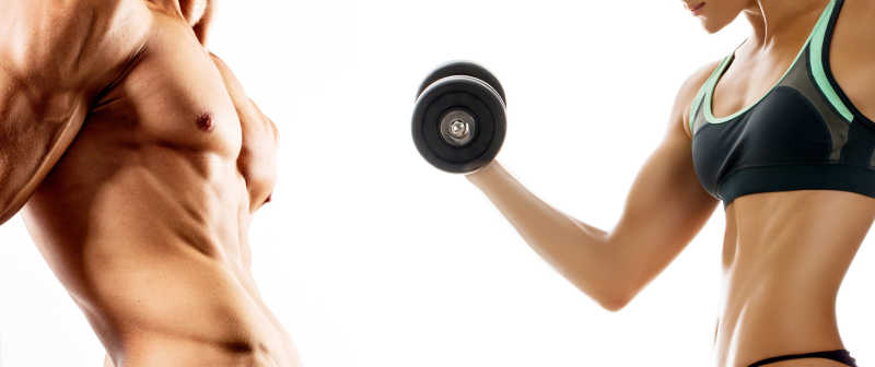 白色背景上的两个爱好健身的良好身材特写