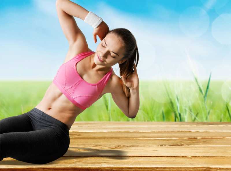 躺在木板上做仰卧起坐的女性特写