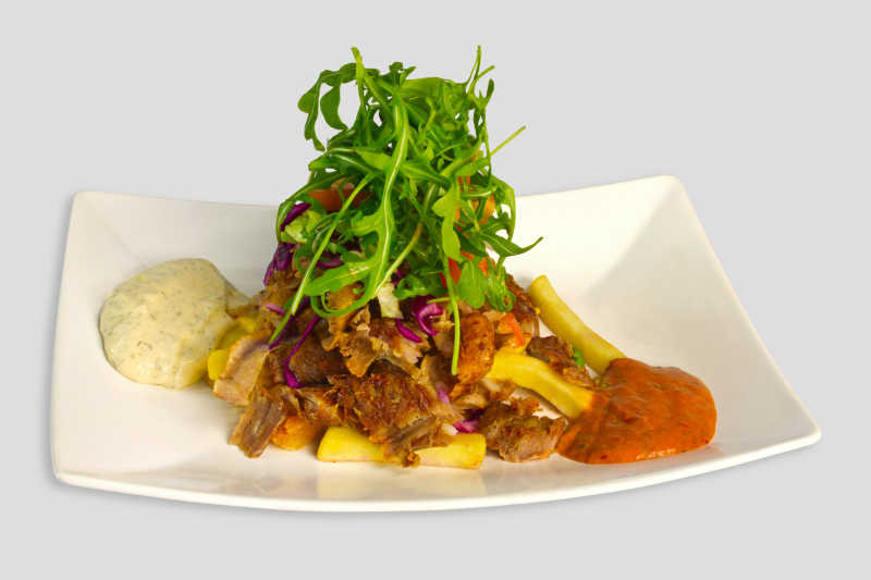 白色盘子里的罗勒炒排骨