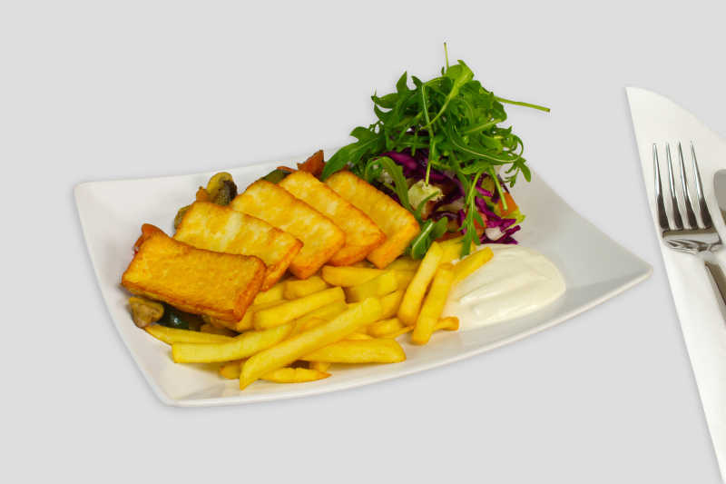 白色盘子里的炸薯条烤面包