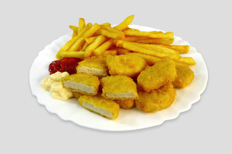 盘子里的炸薯条炸肉块