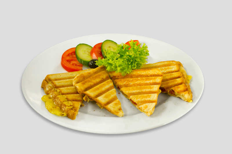 白色盘子里的烤面包和蔬菜配菜