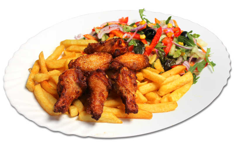 盘子里的炸鸡翅配薯条