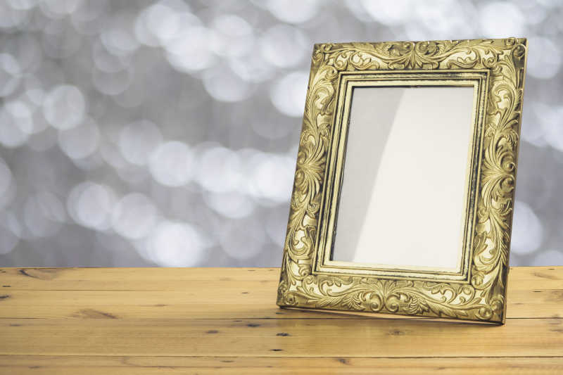 木桌上的老式相框特写
