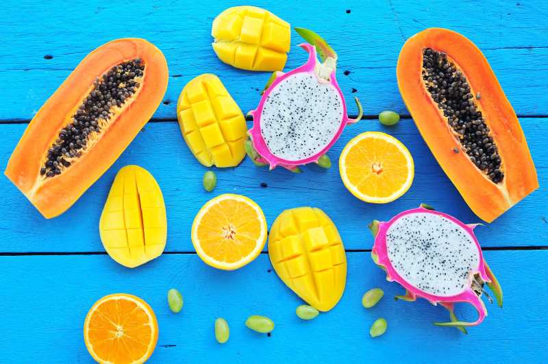 蓝色木制桌面上的切开的水果