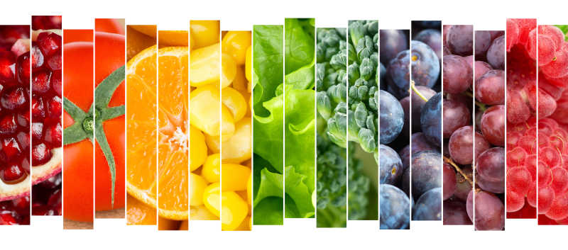 白色背景上的条状什锦水果