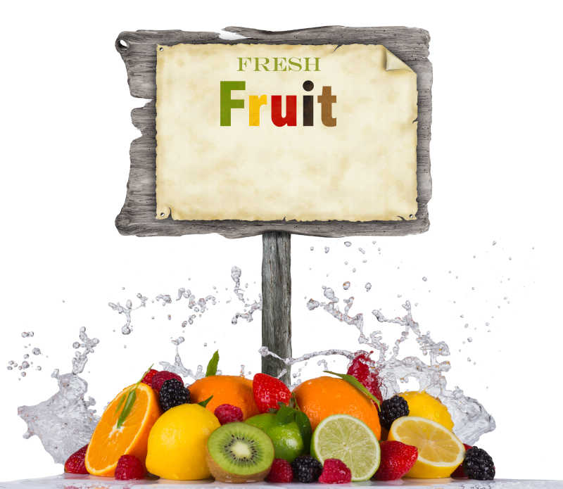 白色背景上的各种新鲜水果和飞溅的水滴