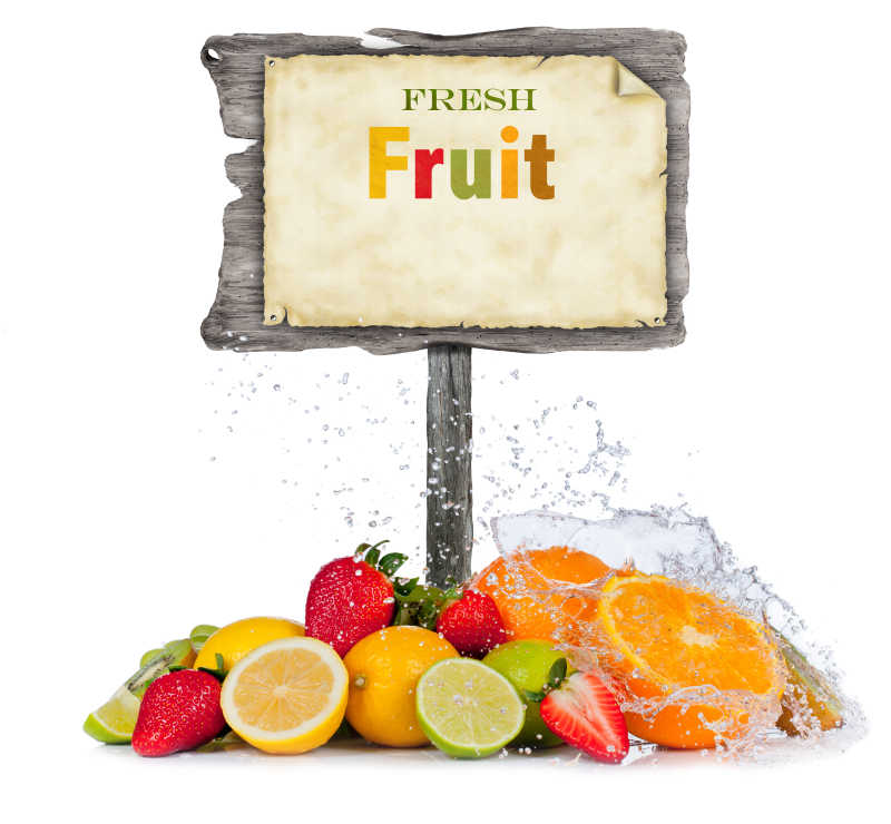 白色背景上新鲜水果和飞溅的水滴特写
