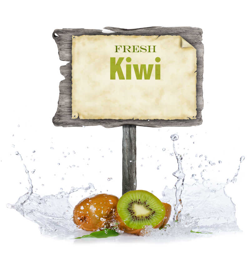 白色背景上的新鲜猕猴桃和飞溅的水滴