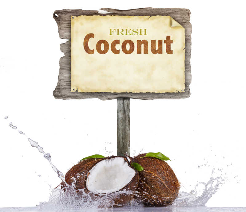 白色背景上的新鲜椰子和飞溅的水滴