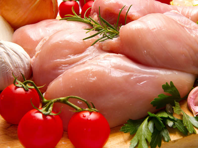 生鸡胸肉和番茄配菜