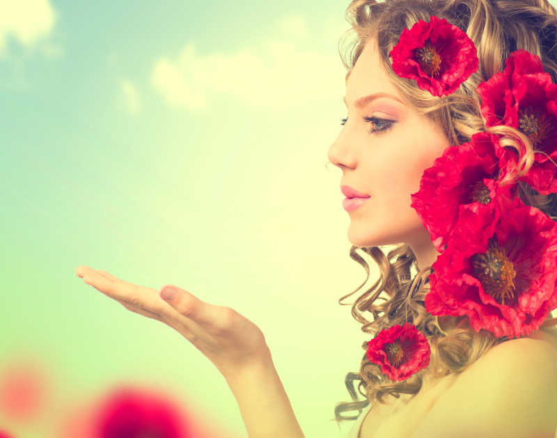 有红罂粟花发型和张开双手的美女