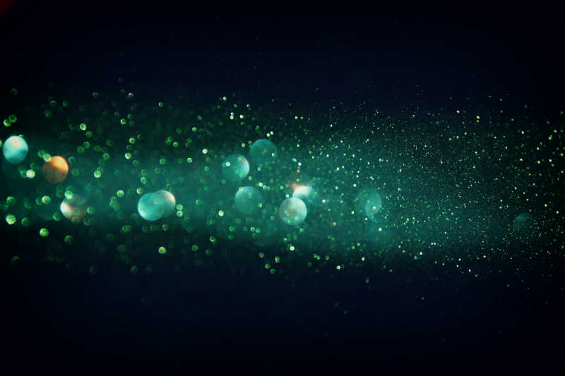 黑色背景上的绿色灯光和光晕