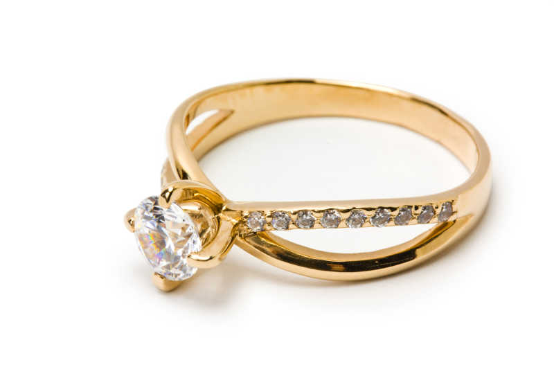 金色钻石戒指