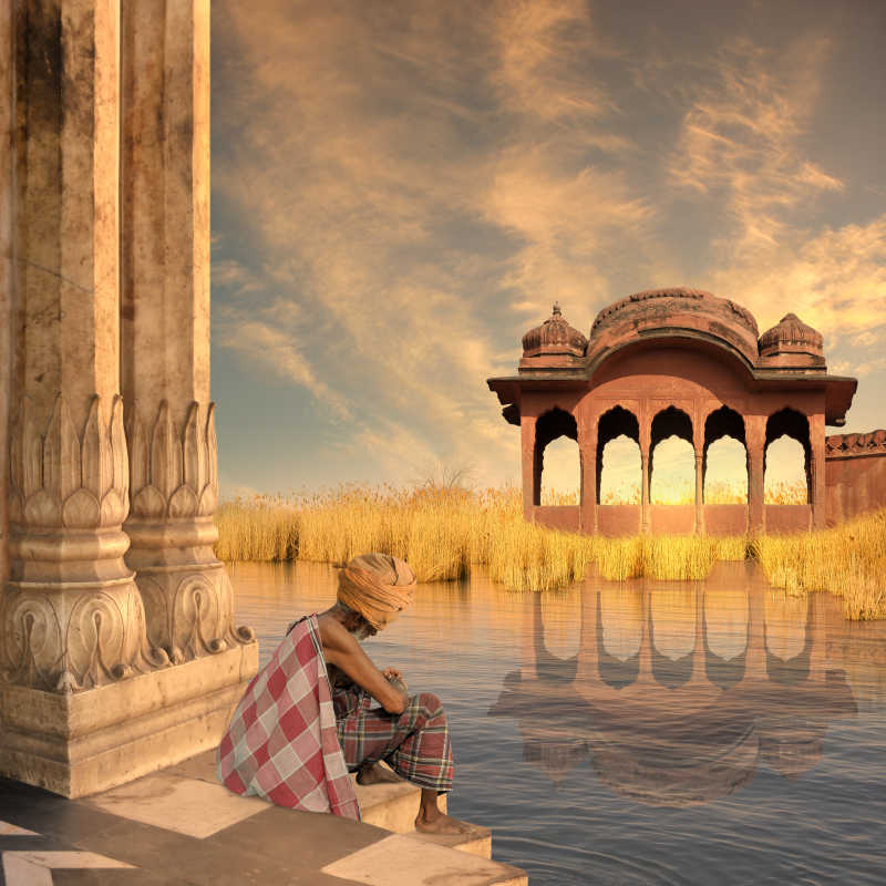 印度阶梯上的印度老人