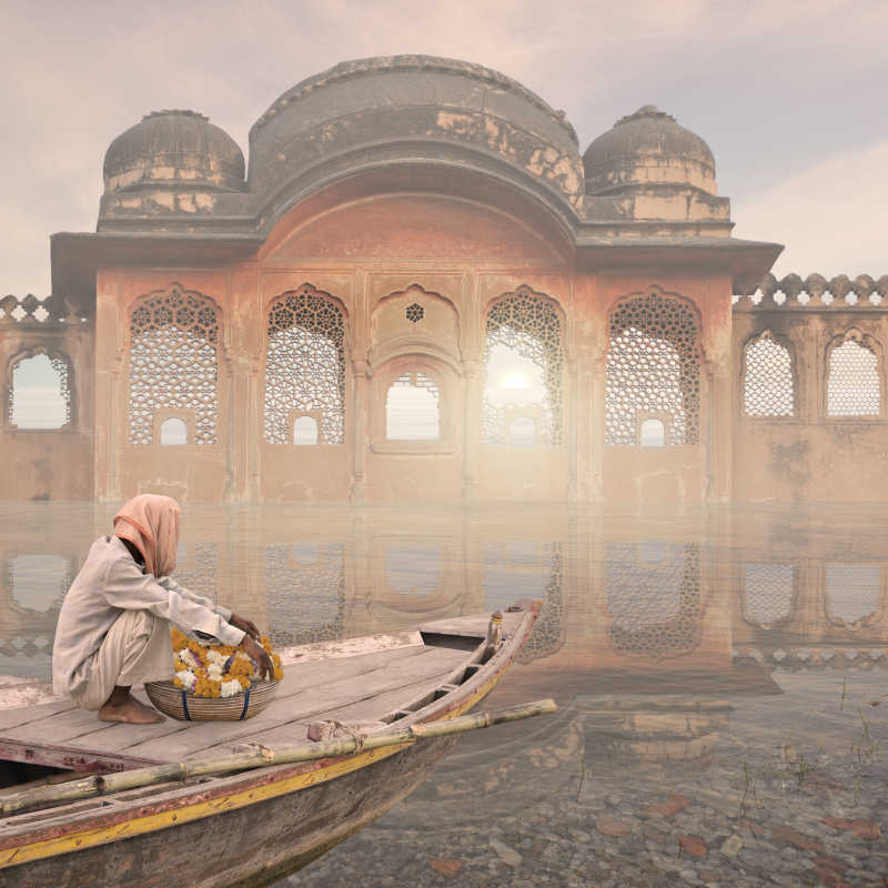 印度豪华建筑和河面小船上的印度人