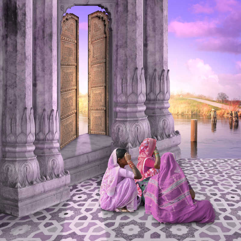 日出时靠近印度传统门的女人
