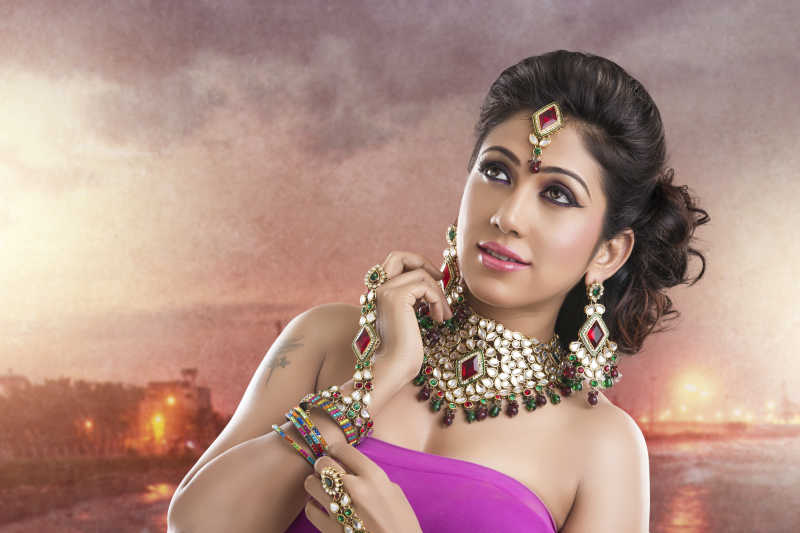 美丽的印度妇女肖像与珠宝