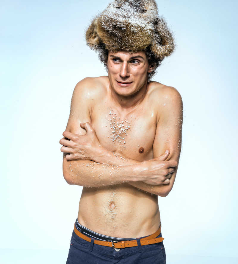 颤抖的男人冻坏了