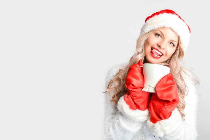 圣诞节女孩喝茶取暖