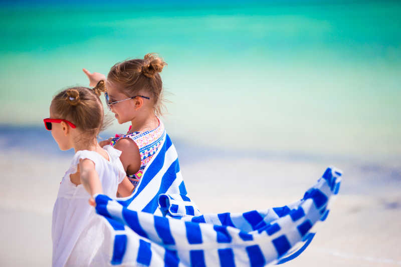 海滩玩耍的两个小女孩
