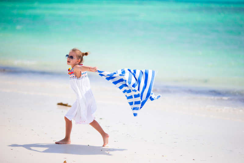 暑假里在海滩上戴着可爱的小女孩