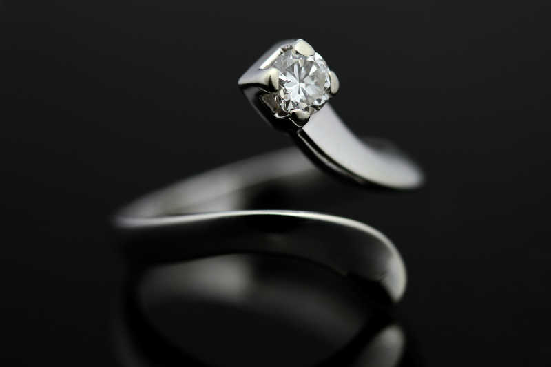 白金戒指和钻石戒指