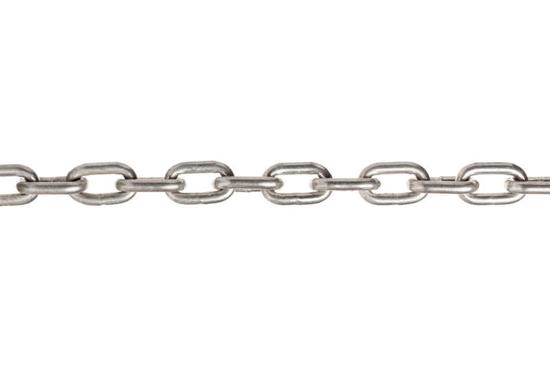 白色背景下的银色金属链条