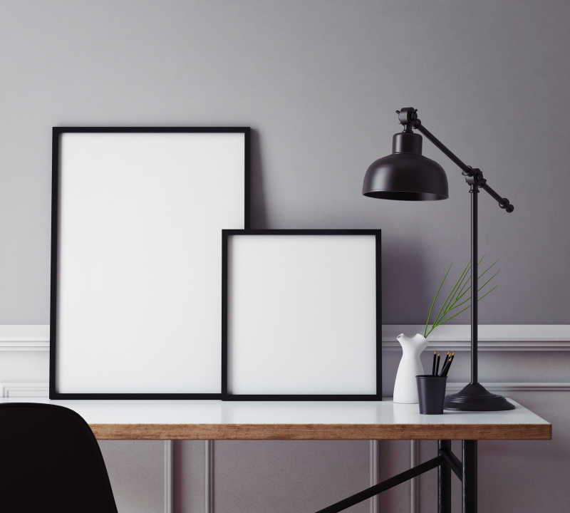 书桌上的黑框空白背景海报