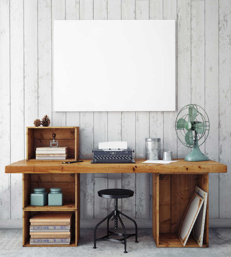 书桌上方摆放的空白海报