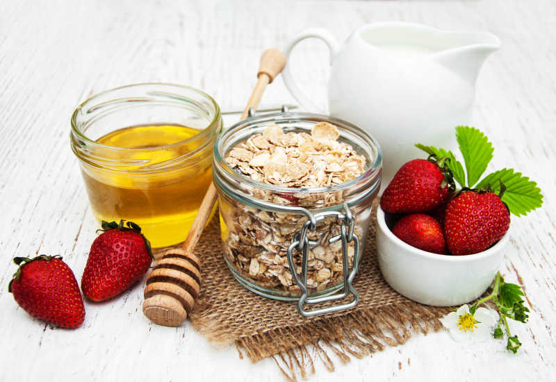 木制背景牛奶麦片草莓蜂蜜营养