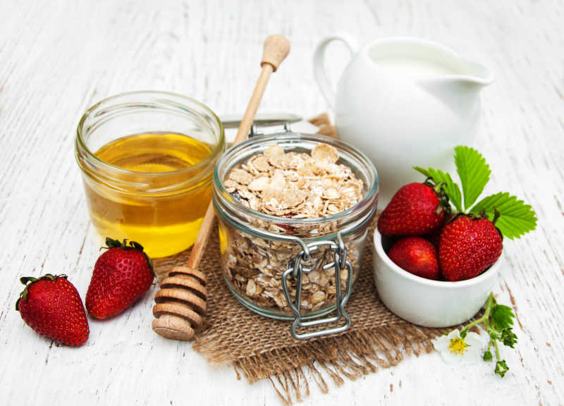 草莓牛奶麦片蜂蜜什锦早餐