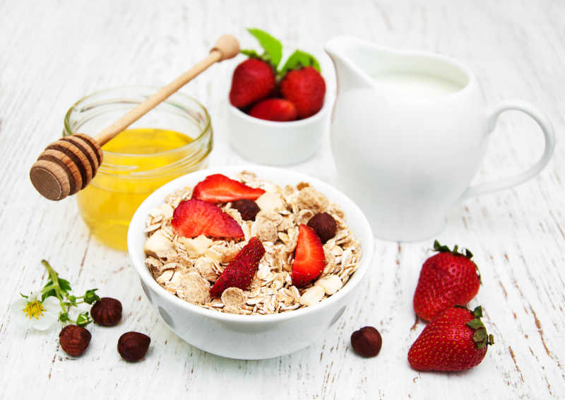 木制背景草莓牛奶什锦早餐