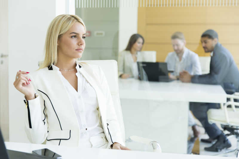 在办公室内深思的女商人